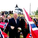 Kong Harald og Dronning Sonja ankommer Utvandringssenteret  på Radøy (Foto: Knut Falch / Scanpix)